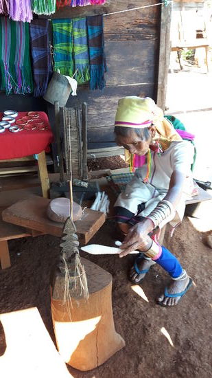 und schließlich am Spinnrad zu einem Faden versponnen