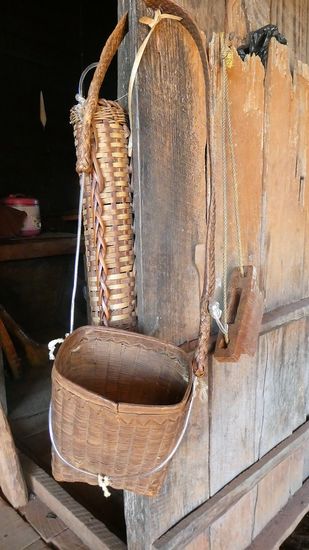 diese Körbe werden mit dem Gurt an der Stirn, die Last auf dem Rücken getragen