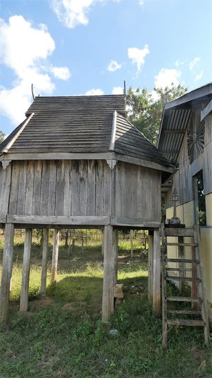 in dem Häuschen wirft der Schamane die Hühnerknochen als Orakel