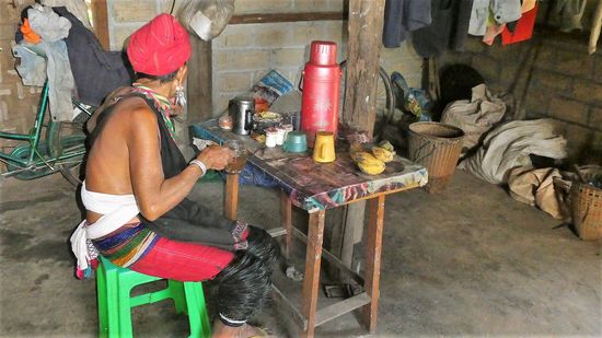 der Beinschmuck dieser Frau übrigens besteht aus in Lack getauchte Baumwollfäden. Diese wiegen nur rund 1 Kilo pro Bein