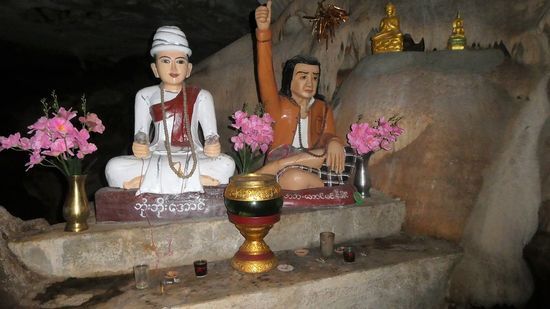 Zum Abschluß besuchen wir noch eine Höhle, aber ich bin nicht mehr wirklich in der Lage, noch mehr aufzunehmen.