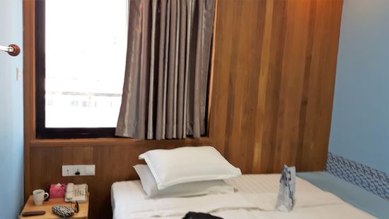 klein, aber blitzeblank das Zimmer - und eine wunderbare Dachterrasse gibt es auch