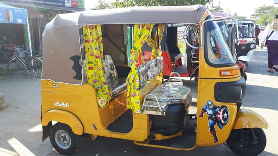 es geht weiter mit einem Tuktuk, die meisten Straßen sind zu eng für Autos