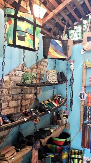 wir fahren an einem Laden vorbei, eine Initiative, die die Ärmsten der Armen unterstützt. Sie stellen wunderbare Dinge aus Trash her. Aus alten Säcken, Auto - und Fahrradreifen und Schläuchen. Absolut unterstützenswert.