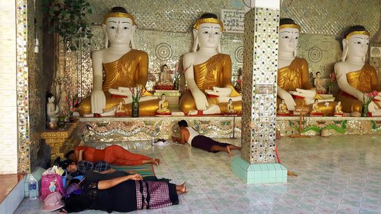 Buddha hat auch nichts gegen Nickerchen in seinem Beisein