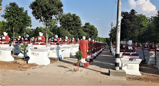 weiter zum Feld deer 100 Buddhas. Mittlerweile sind es wohl an die 1200. Jeder kann hier einen Buddha oder Mönch stiften. Gut fürs Karma