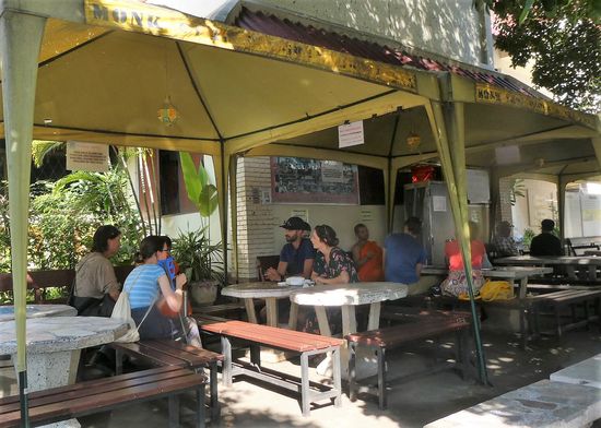 die Möglichkeit wird offensichtlich auch genutzt. Alle Beteiligten profitieren. Die Besucher können Fragen stellen, und die Mönche üben sich im Englisch