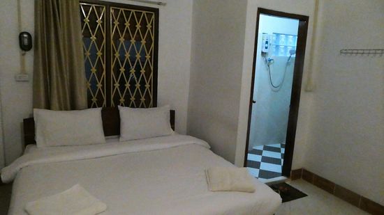 das Fenster übrigens zeigt die Wand des Nachbarhauses