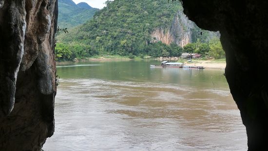 ein noch grüner Fluß wird an der Mündung zur braunen Brühe des Mekong