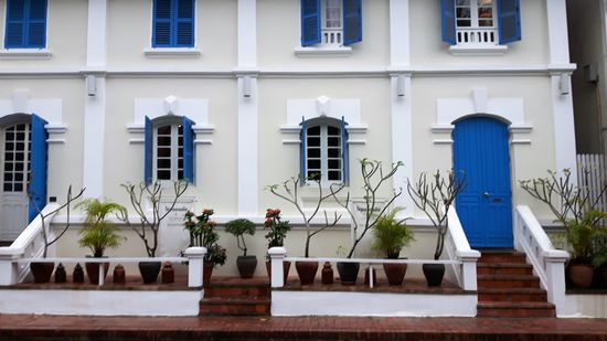 gut erhalten steht einträchtig neben...