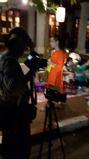 schlechte Qualität des Fotos, aber ich will Euch das Verhalten dieses Chinesen nicht vorenthalten. Ein Stativ mit dickem Scheinwerfer, vielleicht einen Meter entfernt.