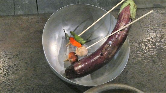 das sieht dann so aus, nachdem es über dem feuer geröstet wurde und wird jetzt im Mörser zerrieben