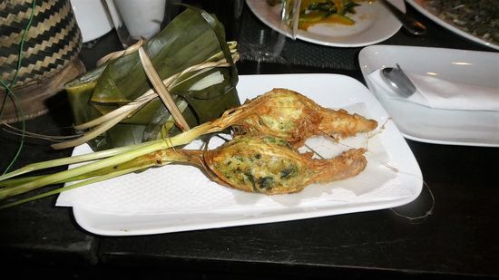 und dann auf den Teller. Njam njam
Im Bananenblatt versteckt sich übrigens Fisch