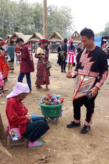 Die Ballverkäufer machen gute Geschäfte. Neng kauft auch einen Ball, und spielt mit Dana