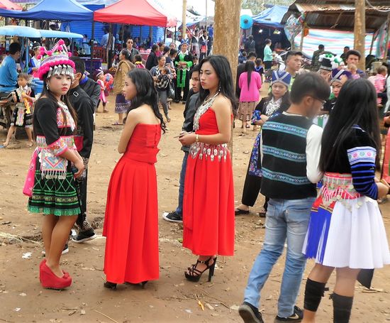 man beachte die Absätze