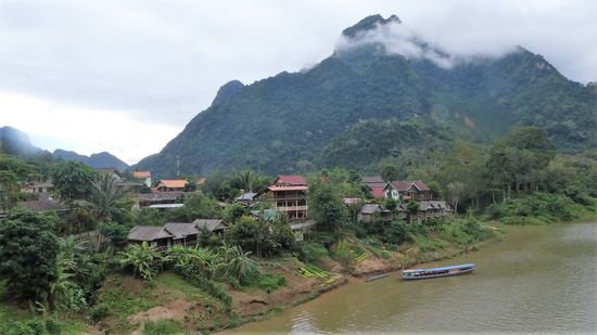 die Bungalowreihe vor dem Boot, der 4. Bungalow ist meiner