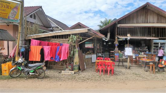 da hängt meine Wäsche auch dabei. Da hing sie zumindest noch ordentlich. Als ich sie abgeholt habe, habe ich eine Plastiktüte mit zusammen geknüllten Sachen in Empfang genommen. Von Bügeln schon mal ganz zu schweigen. Offensichtlich muss man hier dazu sagen: Zusammenlegen und wenn nötig bügeln!