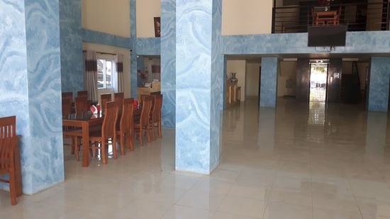 linke Seite der Eingangshalle ( hier kann man wirklich Halle sagen)