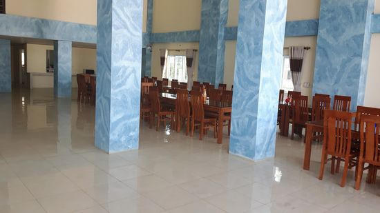 rechte Seite - ganz am Ende steht das Frühstücksbufett,
Es waren nie mehr als 5 Gäste im Haus.