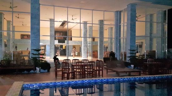 mit Pool, der allerdings an der Straße gelegen ist. Alle können Dir auf den Pelz schauen.