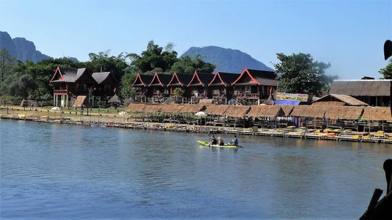 ich schaue mir einen dieser Bungalows im Hintergrund an. Mit HÄNGEMATTE auf der Terrasse. Was mich davon abhält, den sofort zu buchen, ist die Reihe von Hüttchen vorne dran. Ich beschließe abends noch einmal her zu kommen.