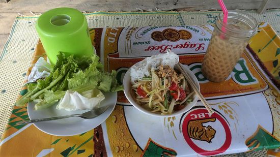 das Essen bei den Hüttchen ist zwar lecker (papayasalad - aber so richtig scharf, mir läuft die Nase ohne Ende)