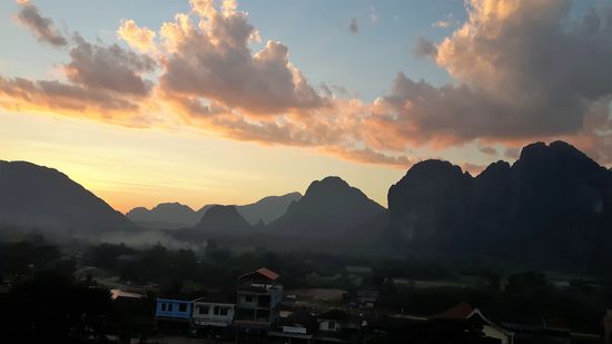 und ein sehr schöner Sonnenuntergang vom Dach des Hotels stimmt mich friedlich.