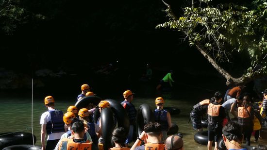 Höhle mit Tubing. Das hatte man mir so nicht erklärt - wieder mal.
Ich verweigere mich und bleibe lieber draussen