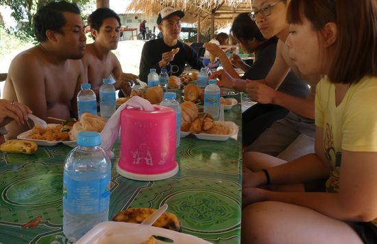 Lunchtime - und dann gehts langsam zurück, zuerst noch in die Elephant cave