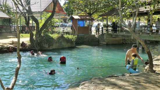 für Tümpelchen werden Schwimmwesten getragen - und sicherheitshalber ist auch eine Leine von einem Ufer zum anderen gespannt.