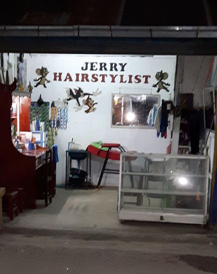 Jerry, die oder der Hairstylist macht grad Pause