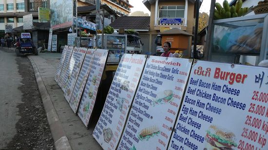 damit keine Verwirrung aufkommt, auf jedem Schild steht immer das gleiche Angebot und der gleiche Preis - in der ganzen Stadt gleich