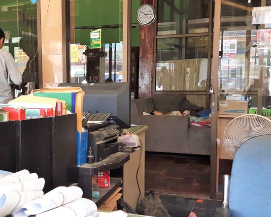 beim Reisebüro meines Vertrauens (hmm, räusper) buche ich den nächsten Flug.