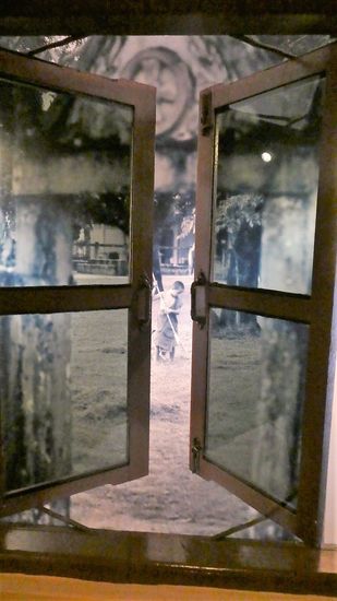 ...das Fenster in eine umbaute Kiste zum Flur aufgehen würde mit Fototapete!