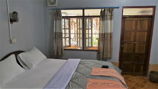 Das Zimmer in Champasak. nicht so chick wie das Zimmer in Pakse, aber mit echtem Fenster und...