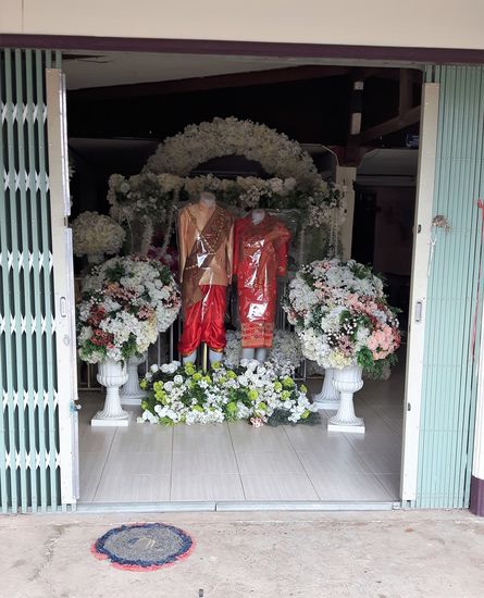 im Nachbarhaus kann man Hochzeitszubehör ausleihen