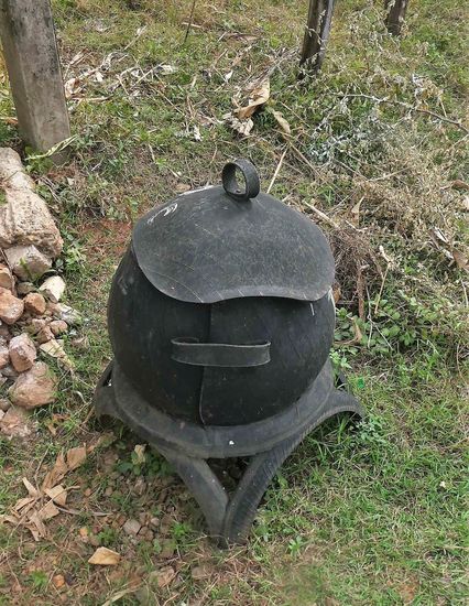 die öffentlichen Mülltonnen, gemacht aus alten Reifen. Super Recycling Idee