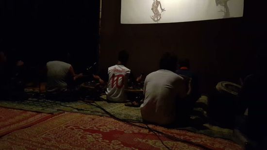 die Musik ist erst mal sehr gewöhnungsbedürftig. Mann muß sich einhöre ,damit es sich nicht mehr Katzenjammermäßig anhört.