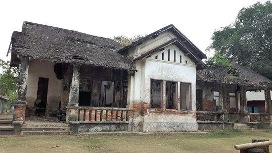 viele alte Gebäude, die kurz vor dem Zusammenbruch stehen