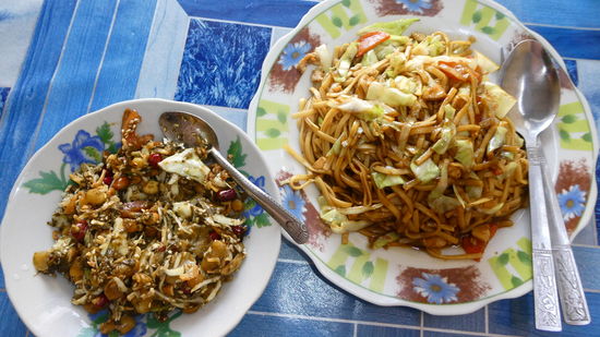 fermentierter Teeblättersalat und fried Noodles (seeeehr lecker alles)
meine Oma würde allerdings sagen: Du bist auch für nix fies!