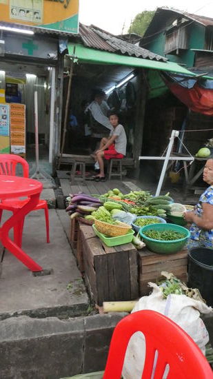 im Hintergrund der Friseur