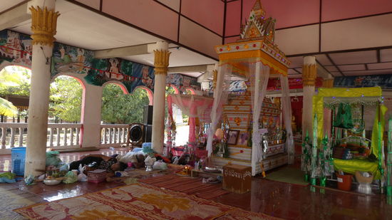 da kann man dann schon mal neben dem Sarg ein Schläfchen halten