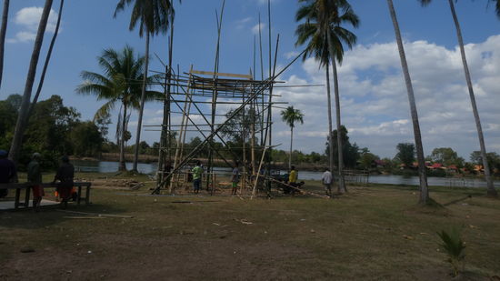 das Gerüst für die Verbrennung wird aufgebaut