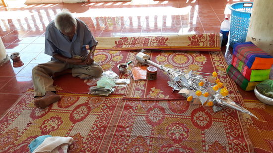 er bastelt Tüten mit Geldgeschenken