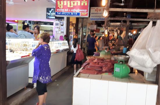 Schmuck neben Fleisch