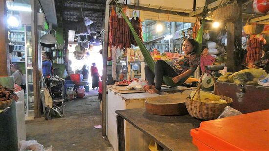 Selbst zwischen den Würsten findet sich ein Plätzchen für die Hängematte