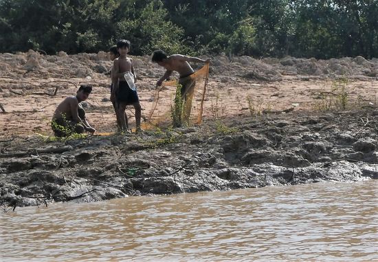 Zur Trockenzeit ist das Wasser eine schlammige braune Brühe