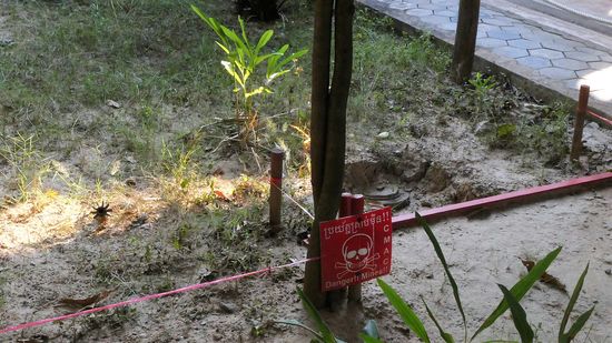 rechts Tellerminen, wie sie häufig von den Amerikanern eingesetzt wurden. Links Plastikminen, die Paul Pot eingesetzt hat. Die Minen verstümmeln häufig nur, und die Menschen verlieren Gliedmaßen