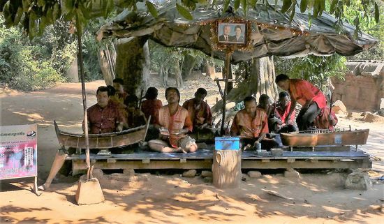 Immer wieder sieht man diese Orchester. Sie bestehen meistens aus verstümmelten oder blinden Menschen, die so für ihren Lebensunterhalt sorgen. Man beachte im linken Bildrand die Beinprothese