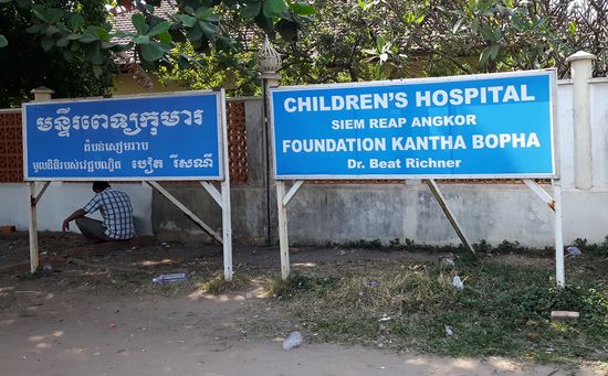 Nicht unerwähnt möchte ich Kantha Bopha lassen. Ein Hospital, welches Beat Richner, ein Schweizer Arzt, mit aufgebaut hat. Übeer 12 Millionen Kinder wurden ab 1992 dort behandelt. Kostenlos. Beat Richner, auch bekannt als Beatocello sammelte unermüdlich Spenden in deer ganzen Welt.